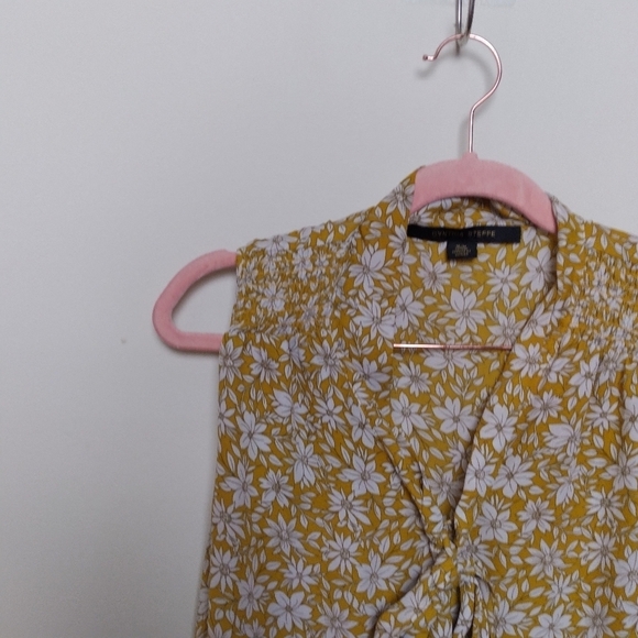 Cynthia Steffe Mustard Yellow and White Bow Sleeveless Blouse Size Medium - Picture 4 of 11